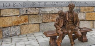 Czy zaklejać ranę na noc?